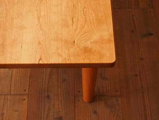 チェリー無垢の木のダイニングテーブル