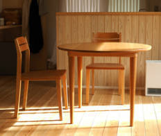 チェリー無垢の木のテーブルと椅子