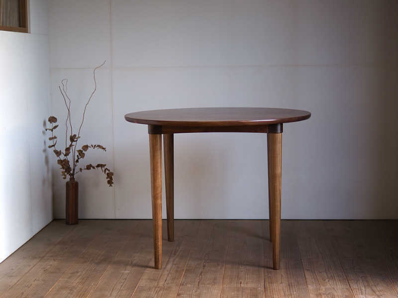 ウォルナット無垢の木のラウンドテーブル