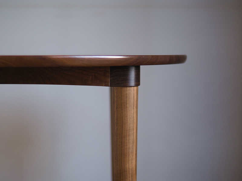 ウォルナット無垢の木のラウンドテーブル