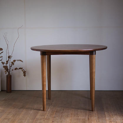 ウォルナット無垢の木のラウンドテーブル